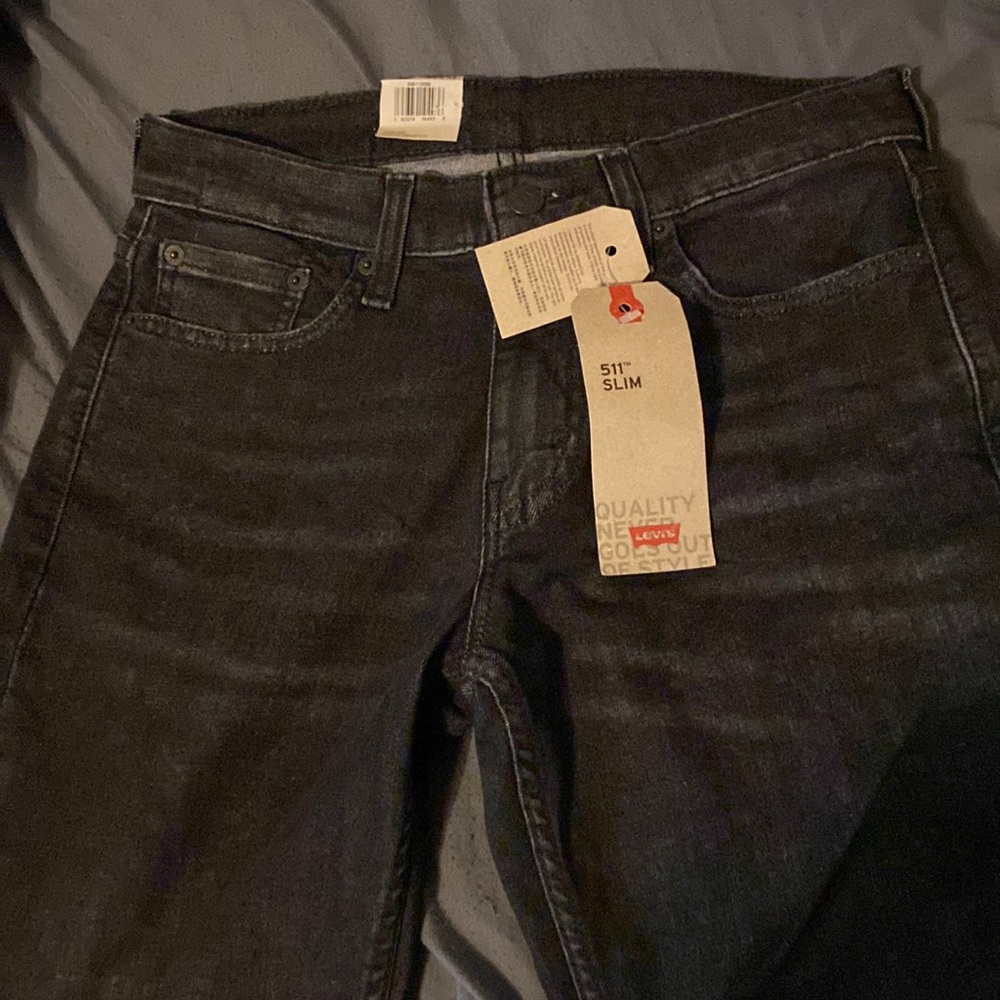 The waist is a 29, and the length is 32. They are black and stretchy.